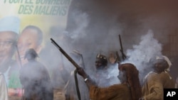 Chasseurs traditionnels Dogon lors d'un rassemblement à Bandiagara, dans le pays Dogon, au Mali, le 21 juillet 2013.