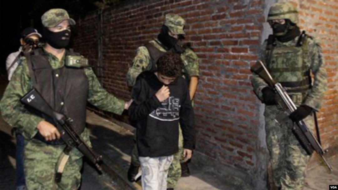 Tentara-tentara Meksiko pada hari Jumat menangkap seorang anak yang diduga direkrut untuk membunuh oleh seorang gembong narkoba di kota Cuernavaca, Meksiko.