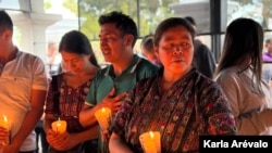 Fieles recorren largas distancias para honrar al Santo Cristo Negro, al mismo tiempo llevan objetos hasta la Basílica para pedir bendiciones. [Fotografía Karla Arévalo/VOA]