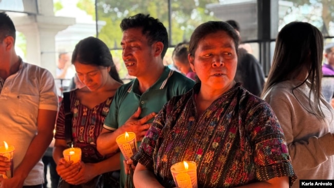 Fieles recorren largas distancias para honrar al Santo Cristo Negro, al mismo tiempo llevan objetos hasta la Basílica para pedir bendiciones. [Fotografía Karla Arévalo/VOA]