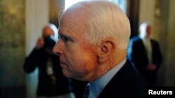 El senador republicano John McCain pidió al resto de republicanos en la Cámara de Representantes dejar de bloquear un acuerdo que impide la reapertura del gobierno y negociar sobre el techo de la deuda.