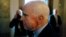 El senador republicano John McCain pidió al resto de republicanos en la Cámara de Representantes dejar de bloquear un acuerdo que impide la reapertura del gobierno y negociar sobre el techo de la deuda.