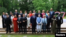 2026年6月16日，在法国埃维昂莱班参加G7峰会的领导人、伙伴国领导人以及部分领导人家属合影。