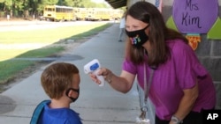 Nastavnica Kristal Mej mjeri temperaturu djeci preškolskog uzrasta u okrugu Njuton u Misisipiju. 