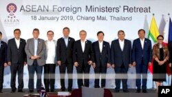 ထိုင်းနိုင်ငံမှာကျင်းပတဲ့ အာဆီယံ နိုင်ငံခြားရေးဝန်ကြီးများအစည်းအဝေး တက်ရောက်လာတဲ့ မြန်မာနိုင်ငံဆိုင်ရာ နိုင်ငံတကာ ပူးပေါင်းဆောင်ရွက်ရေးဝန်ကြီး ဦးကျော်တင် (ဝဲ-ဒုတိယ) 