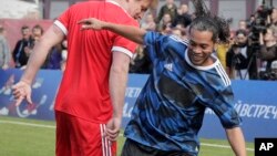 Le ballon d'or brésilien Ronaldinho lors d’un match amical de promotion à la Coupe des Confédérations à Saint-Pétersbourg, Russie, 21 mai 2017.