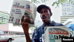 Un vendedor anuncia los periódicos La Prensa y Crítica en Ciudad de Panamá, Panamá. Foto de archivo del 15 de julio de 2002.