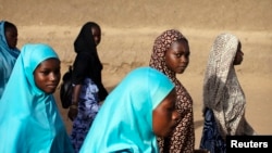 Les filles marchent pour aller à l'école à Gao, au Mali, 7 mars 2013.