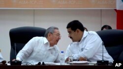 El presidente de Cuba, Raúl Castro, junto al mandatario venezolano, Nicolás Maduro.