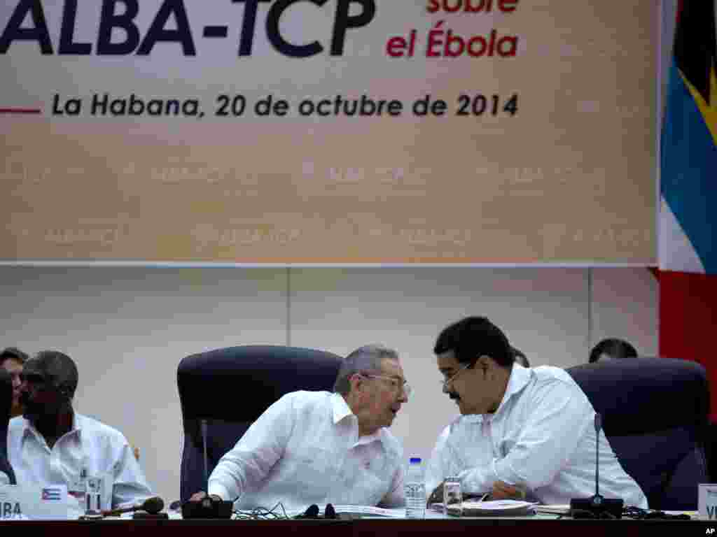 Presiden Kuba Raul Castro (tengah) berbicara dengan Presiden Venezuela Nicolas Maduro, dalam pertemuan di Havana (20/10) untuk mencegah penyebaran Ebola. (AP/Ramon Espinosa)