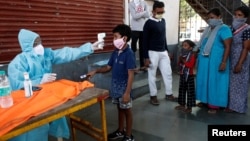 Huwandu hwevanhuvabatwa neCovid-19 munyika huri kukwira, zvikuru muvanhu vakadzoka kubva kunze kwenyika.