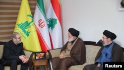 مجتی خامنه‌ای (راست) در دفتر گروه تروریستی حزب‌الله لبنان