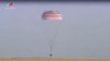 En esta fotografía, tomada de un video difundido por la corporación espacial Roscosmos, la cápsula espacial rusa Soyuz MS-25 aterriza en una zona esteparia al sureste del poblado kazajo de Zhezkazgan, el 23 de septiembre de 2024. 