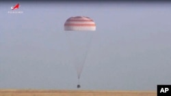 En esta fotografía, tomada de un video difundido por la corporación espacial Roscosmos, la cápsula espacial rusa Soyuz MS-25 aterriza en una zona esteparia al sureste del poblado kazajo de Zhezkazgan, el 23 de septiembre de 2024. 