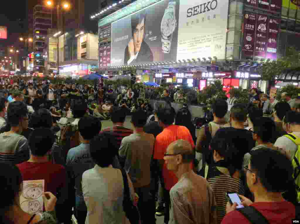 香港警民在旺角對峙 (美國之音海彥 拍攝) 