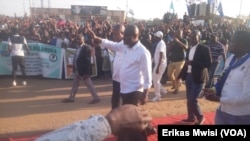 Martin Fayulu elongo na mokambi ya ntango oyo ya Lamuka, Adolphe Muzito, na bayike lingomba liye na bokomi na esika ya lisikulu na Beni, Nord-Kivu, 24 décembre 2019. (VOA/Erikas Mwisi)