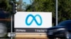 Un automóvil pasa frente al nuevo logotipo Meta de Facebook en un letrero en la sede de la compañía el 28 de octubre de 2021, en Menlo Park, California.
