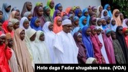 Shugaba Buhari ya gana da daliban makarantar Dapchi da aka dawo.