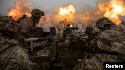 Binh sĩ Ukraine bắn súng phòng không về phía các vị trí của Nga trên tiền tuyến gần thị trấn Bakhmut, giữa lúc Nga tấn công Ukraine, ở vùng Donetsk, Ukraine vào ngày 15/1/2023.