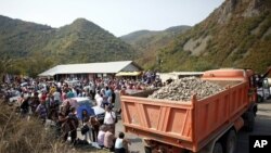 图为科索沃的塞尔维亚族人9月16日围在通往塞尔维亚-科索沃的一处过境通道处