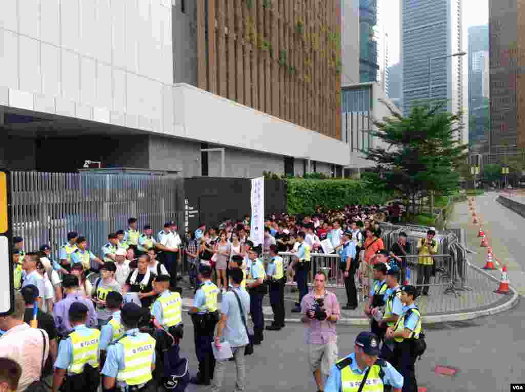 香港学联大专界罢课星期三继续在添马公园举行（美国之音图片／海彦拍摄）