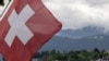 Швейцарський прапор перед курортом Бюргеншток, де 15 і 16 червня відбудеться Саміт миру, Люцерн, Швейцарія, 28 травня 2024 року. REUTERS/Denis Balibouse