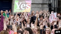 Les militants du "oui" célèbrent le résultat officiel du référendum irlandais sur l'avortement au château de Dublin, le 26 mai 2018.