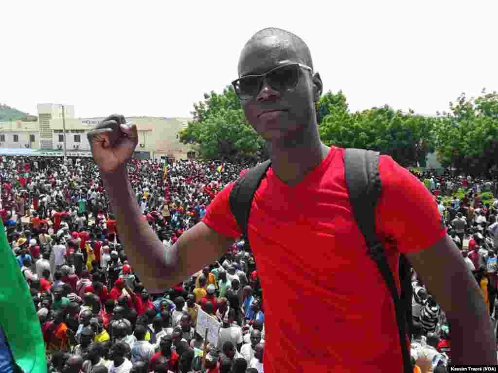 Un participant à la marche citoyenne à Bamako, au Mali, le 18 juin 2017. (VOA/Kassim Traoré)