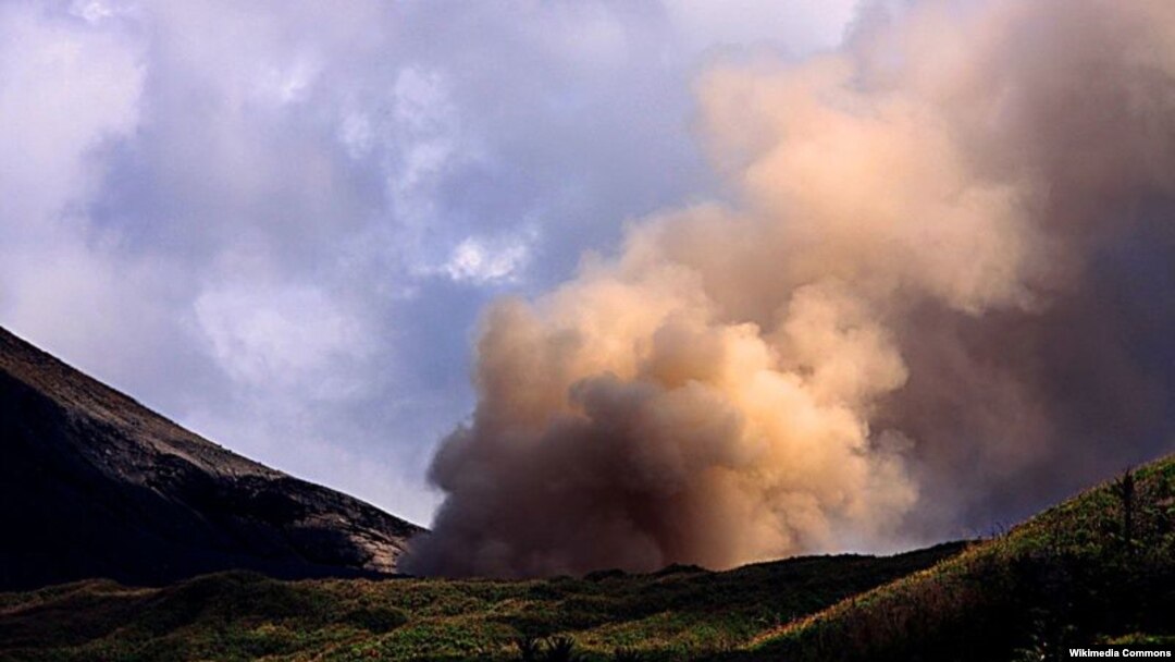 Gunung Lokon di Sulawesi Utara, Indonesia, saat meletus Juli 2011. (Foto: Dok)