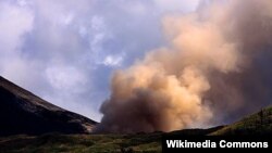 Gunung Lokon di Sulawesi Utara, Indonesia, saat meletus Juli 2011. (Foto: Dok)