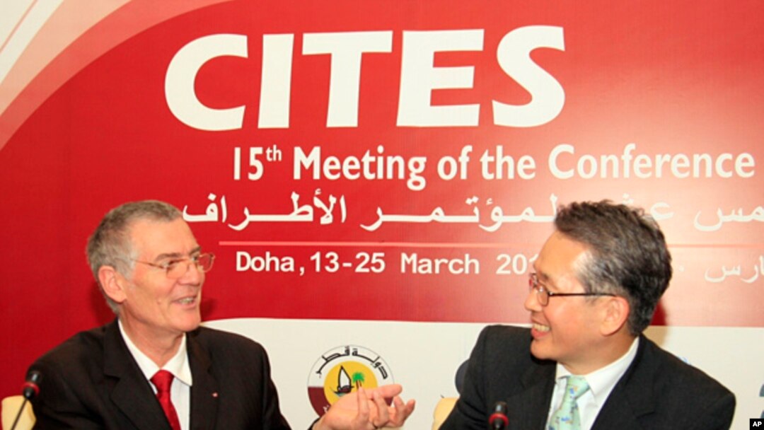 Masanori Miyahara (kanan), delegasi Jepang, berjabatan tangan dengan Patrick van Klaveren, ketua delegasi Monako, dalam pertemuan CITES.