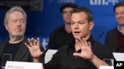 Director Ridley Scott (L) and actor Matt Damon are seen at a press conference at the Toronto International Film Festival, Sept. 11, 2015, in Toronto.