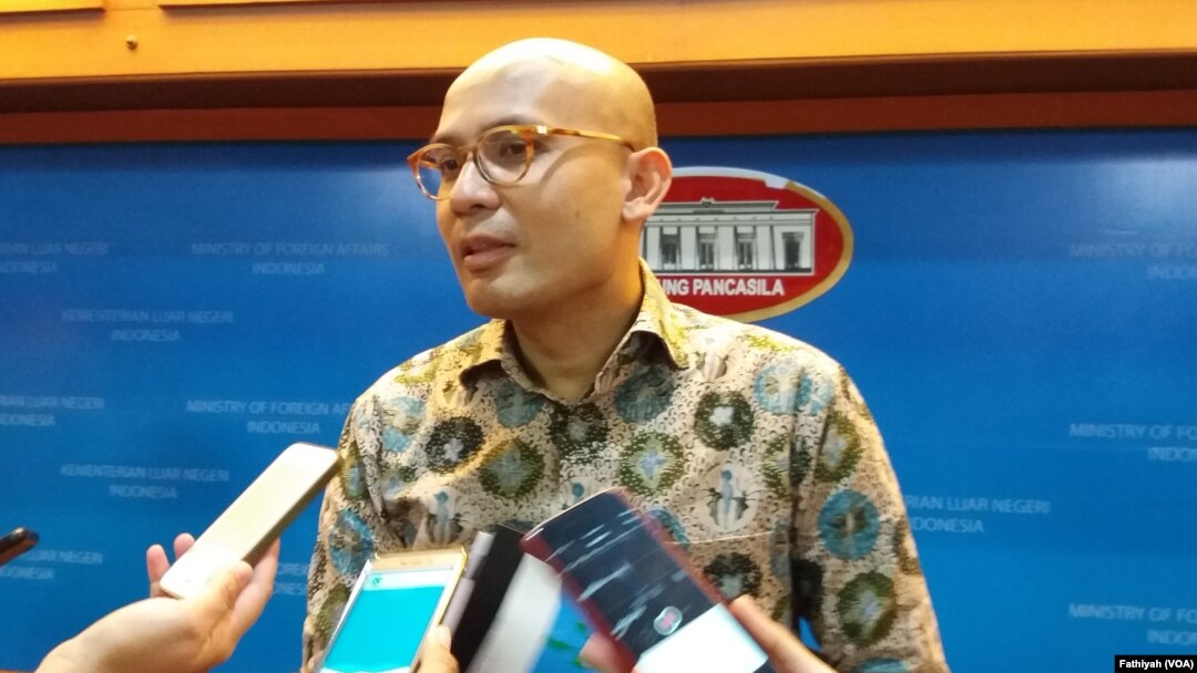 Juru bicara Kementerian Luar Negeri Arrmantha Nasir memberikan penjelasan kepada wartawan di Jakarta. (VOA/Fathiyah)