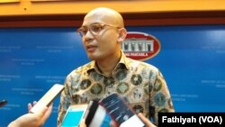 Juru bicara Kementerian Luar Negeri Arrmantha Nasir memberikan penjelasan kepada wartawan di Jakarta. (VOA/Fathiyah)