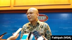 Juru Bicara Kementerian Luar Negeri Arrmantha Nasir sedang memberikan penjelasan kepada wartawan soal evakuasi 17 WNI di Marawi, Jumat (2/6) di kantornya. (VOA/Fathiyah)