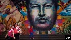 El oficialismo exhibe la figura o el rostro Chávez por todas partes como señal de que el chavismo “vigila”.