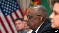 El secretario de Defensa de Estados Unidos, Lloyd Austin, durante un encuentro con el presidente de Mozambique, Felipe Nyusi, en el Péntágono, el 22 de septiembre de 2023.