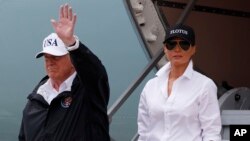 Lokacin ziyarar farko da Trump da uwargidansa Melania suka kai jihar Texas. Nan a filin tashin jiragen Corpus Christi ne ranar 29, ga watan Agusta 2017.