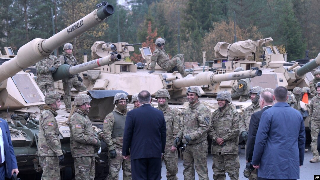 Menlu AS Mike Pompeo saat meninjau tentara AS yang berbasis di Grafenwoehr, Jerman, 7 November 2019. (Foto: dok).