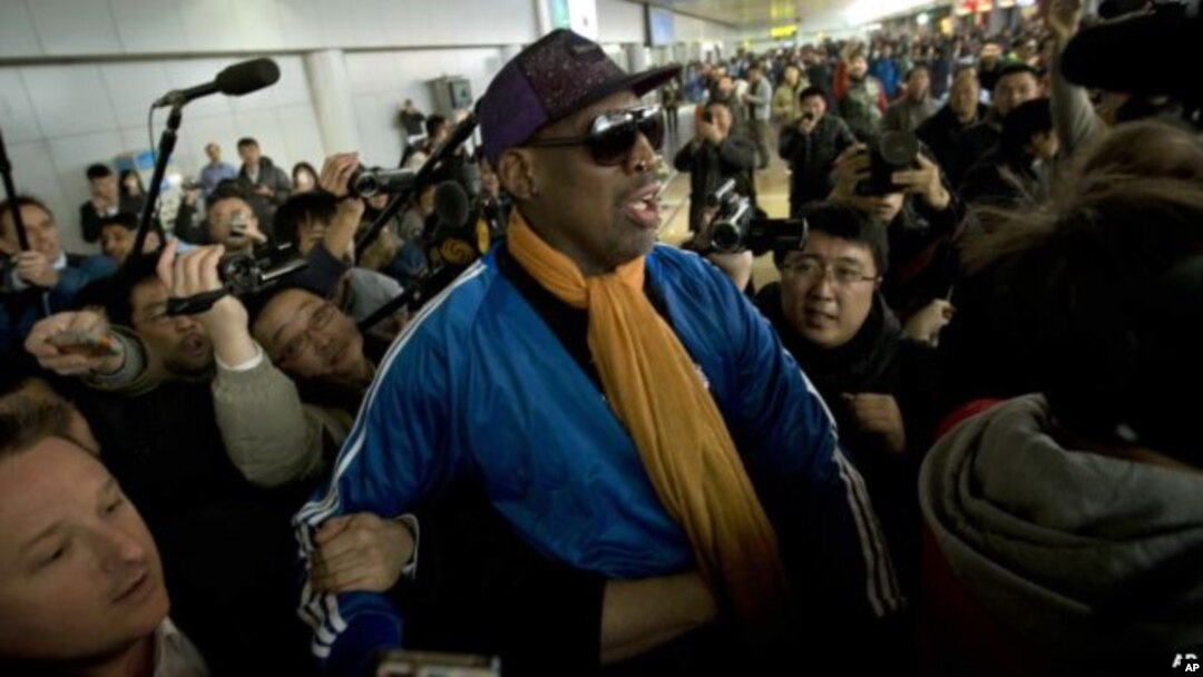Dennis Rodman seguido por la prensa tras regresar a Washington de su útimo viaje a Pyongyang.