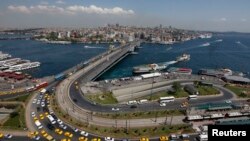 En esta zona de Estambul, Puente Galata, fue encontrado el cadáver de la mujer neoyorquina asesinada. 