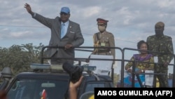 Obengumongameli wakwele Malawi, uMnu. Peter Mutharika, ngesikhathi enkankasela ukuvotelwa nguzulu eLilongwe. (Photo by AMOS GUMULIRA / AFP)