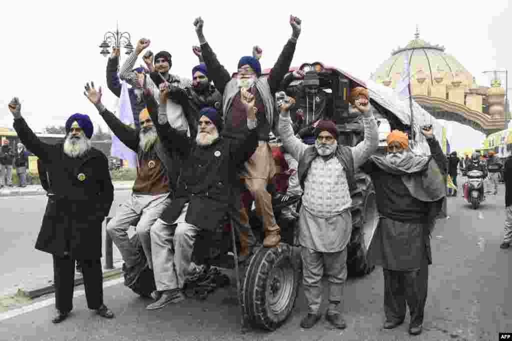 نئے قوانین کے تحت کسانوں کو پابند کیا گیا ہے کہ وہ اپنی اجناس کھلی منڈیوں میں فروخت کریں۔ تاہم کسانوں کو خدشہ ہے کہ اس سے بڑے کاروباری طبقات اُن کا استحصال کریں گے اور اُنہیں فصل کی مناسب قیمت نہیں ملے گی۔