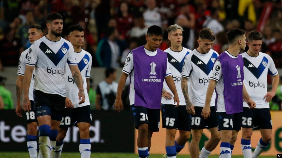 ARCHIVO - Los jugadores del Vélez Sarsfield de Argentina abandonan el campo después de perder 2-1 contra el Flamengo de Brasil en semifinal de la Copa Libertadores en el estadio Maracaná de Río de Janeiro, Brasil, el miércoles 7 de septiembre de 2022. 