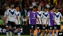 ARCHIVO - Los jugadores del Vélez Sarsfield de Argentina abandonan el campo después de perder 2-1 contra el Flamengo de Brasil en semifinal de la Copa Libertadores en el estadio Maracaná de Río de Janeiro, Brasil, el miércoles 7 de septiembre de 2022. 