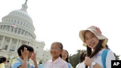 Murid-murid sekolah Tiongkok dari Hangzhou mengunjungi gedung Capitol di AS. (Foto: Dok)