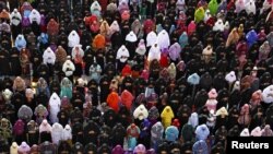 Perempuan Muslim di Chennai, India sedang shalat Idul Fitri. (Foto: Dok)