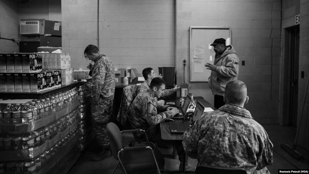 Tentara berada di Flint, Michigan untuk mendistribusikan air kepada warga. (Foto: Dok)