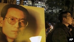 ဇန်နဝါရီလ ၁၂ ရက်နေ့က ဟောင်ကောင်တွင် ထောင်ဒဏ် ၁၁ နှစ် ကျသွားသော လျှူအတွက် ငြိမ်းချမ်းစွာ ဆန္ဒပြ ထောက်ခံနေစဉ်