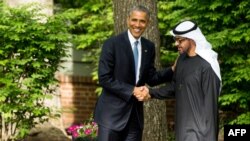 El presidente Obama estrecha la mano del príncipe heredero de Abu Dhabi, Sheikh MOhammed bin Zayed Al Nahyan, tras reunión cumbre en Camp David. 